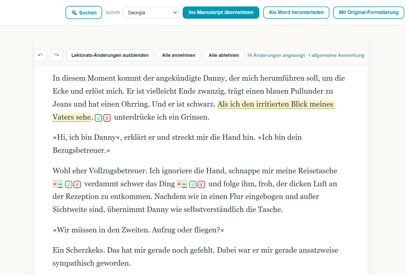 Live-Editor im Browser: markierte Änderungsvorschläge im Text, jeder mit Haken zum Annehmen und Kreuz zum Ablehnen, dazu eine gelb hinterlegte Anmerkung